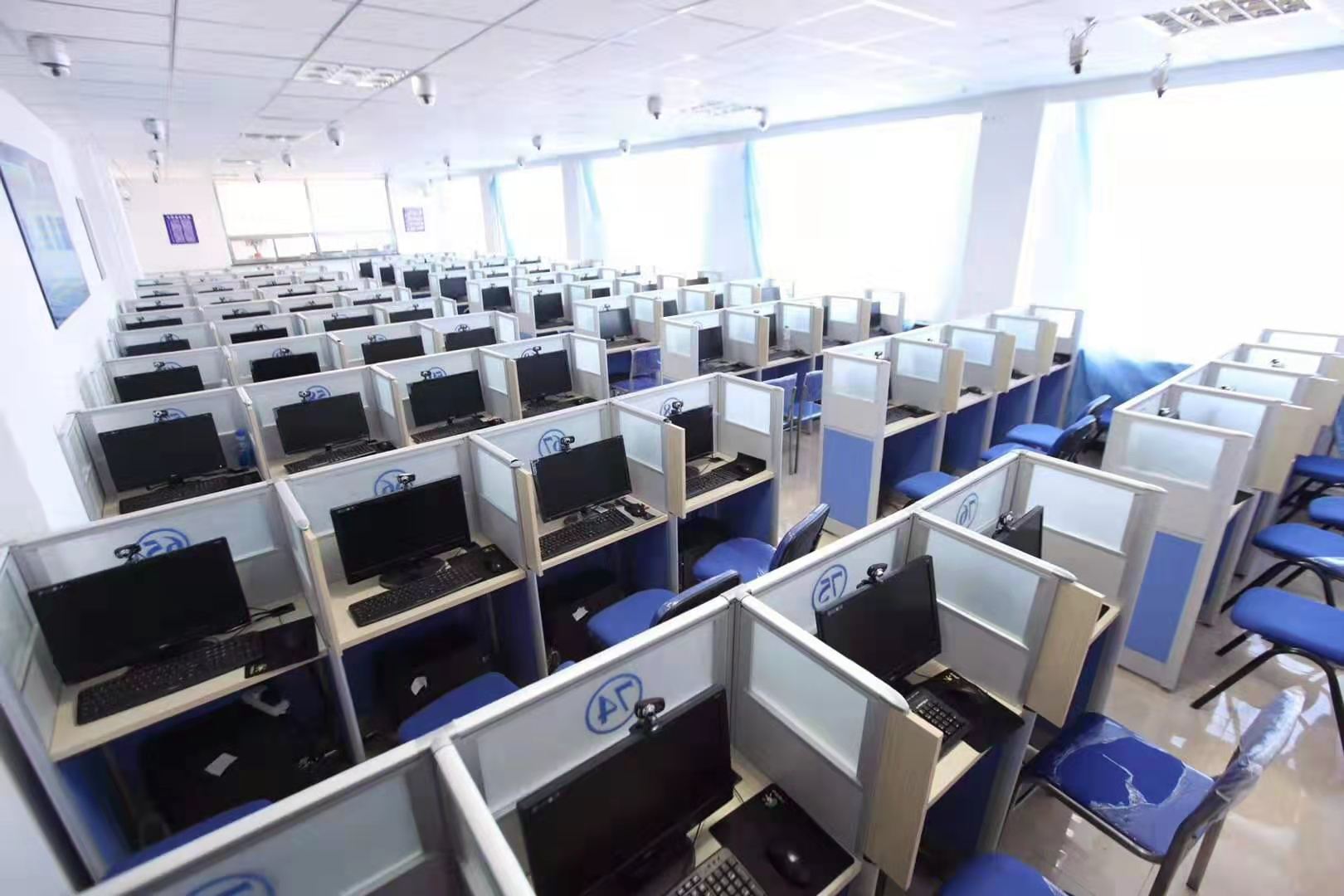 ����������У